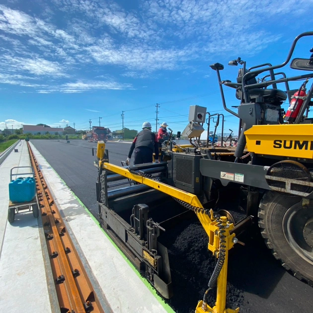 道路の舗装を修復するローラー